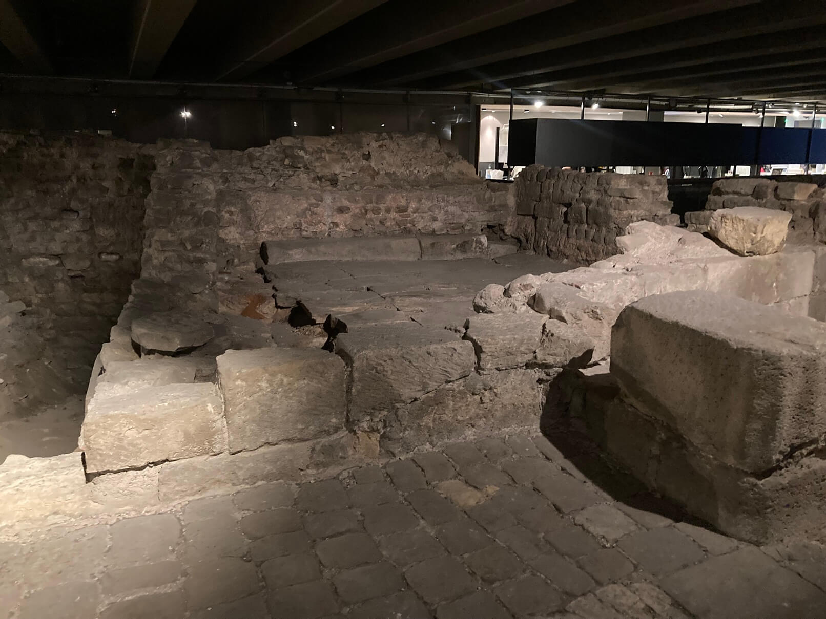 パリ・アート情報「ノートルダムの足元に眠る、２千年前のパリへ。『シテ島考古学博物館』」