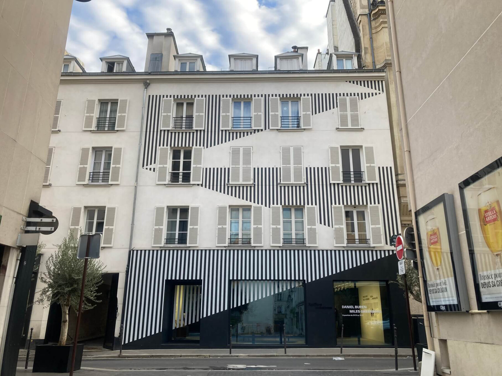 パリ・アート情報「パレ・ロワイヤル、“ストライプ柄”の謎。歴史的建物に新作も」