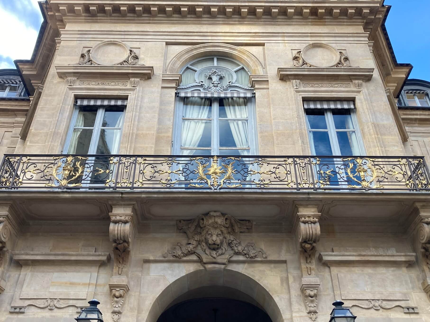 パリ・アート情報「パリ、アパルトマン窓辺のちいさなアート、Garde-corps」