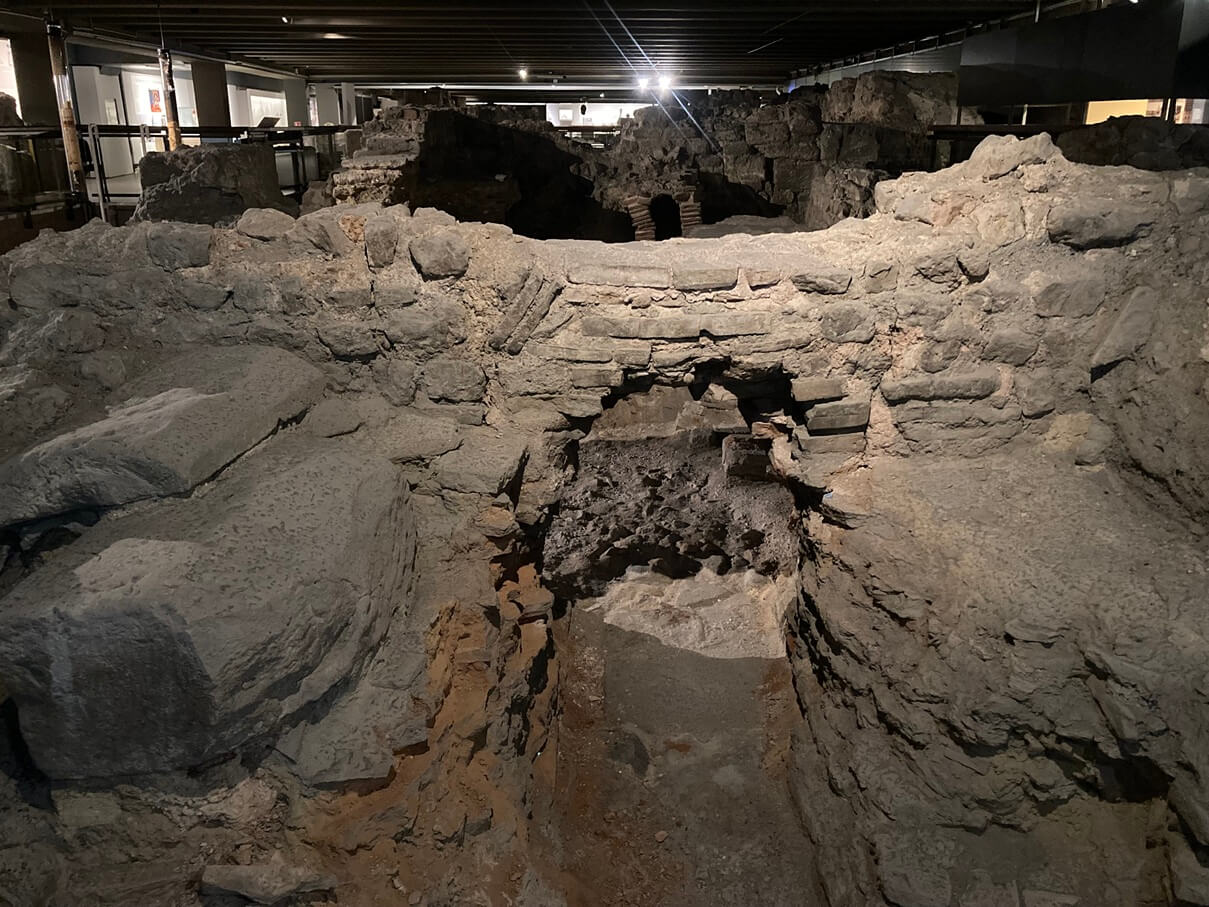 パリ・アート情報「ノートルダムの足元に眠る、２千年前のパリへ。『シテ島考古学博物館』」