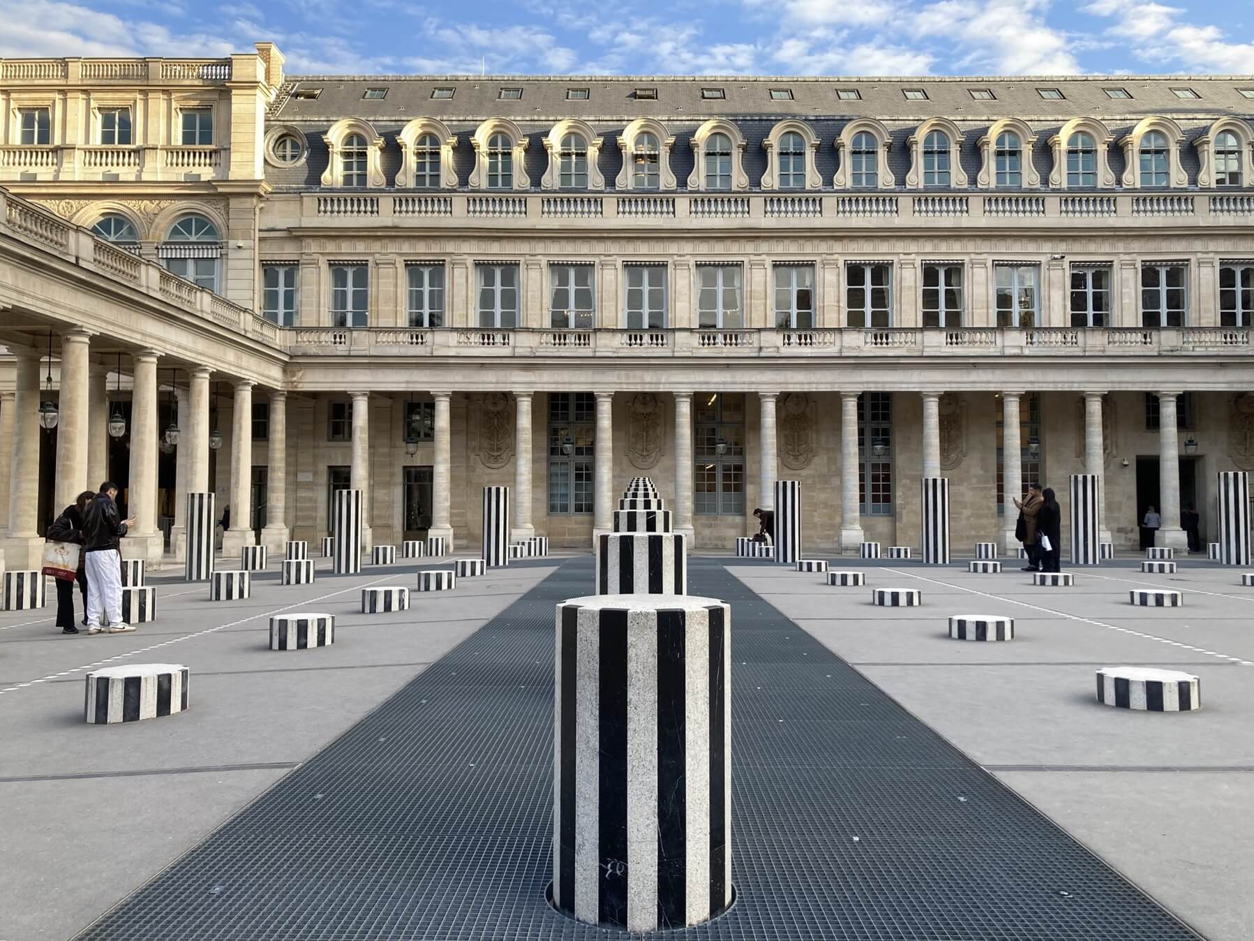 パリ・アート情報「パレ・ロワイヤル、“ストライプ柄”の謎。歴史的建物に新作も」
