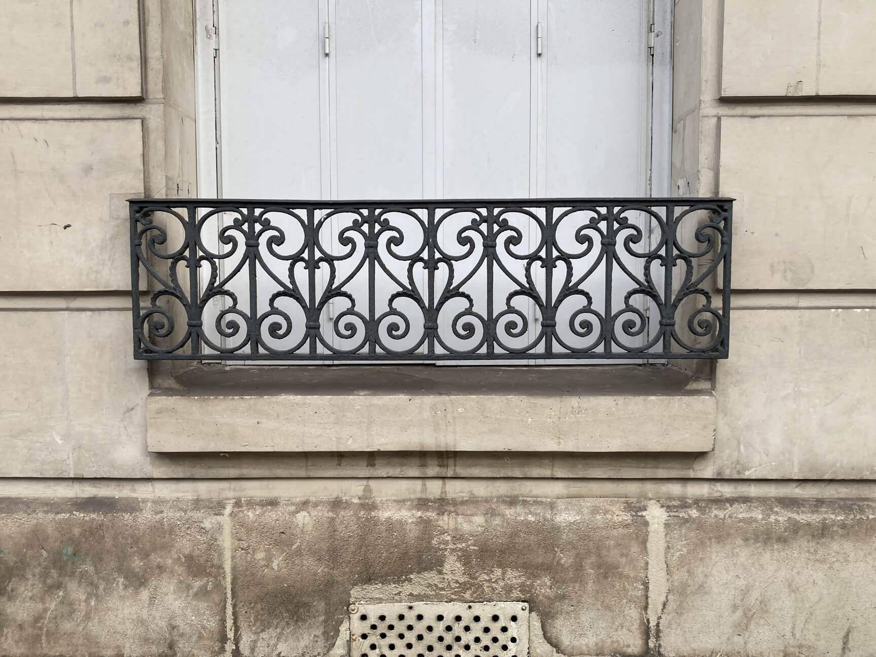 パリ・アート情報「パリ、アパルトマン窓辺のちいさなアート、Garde-corps」