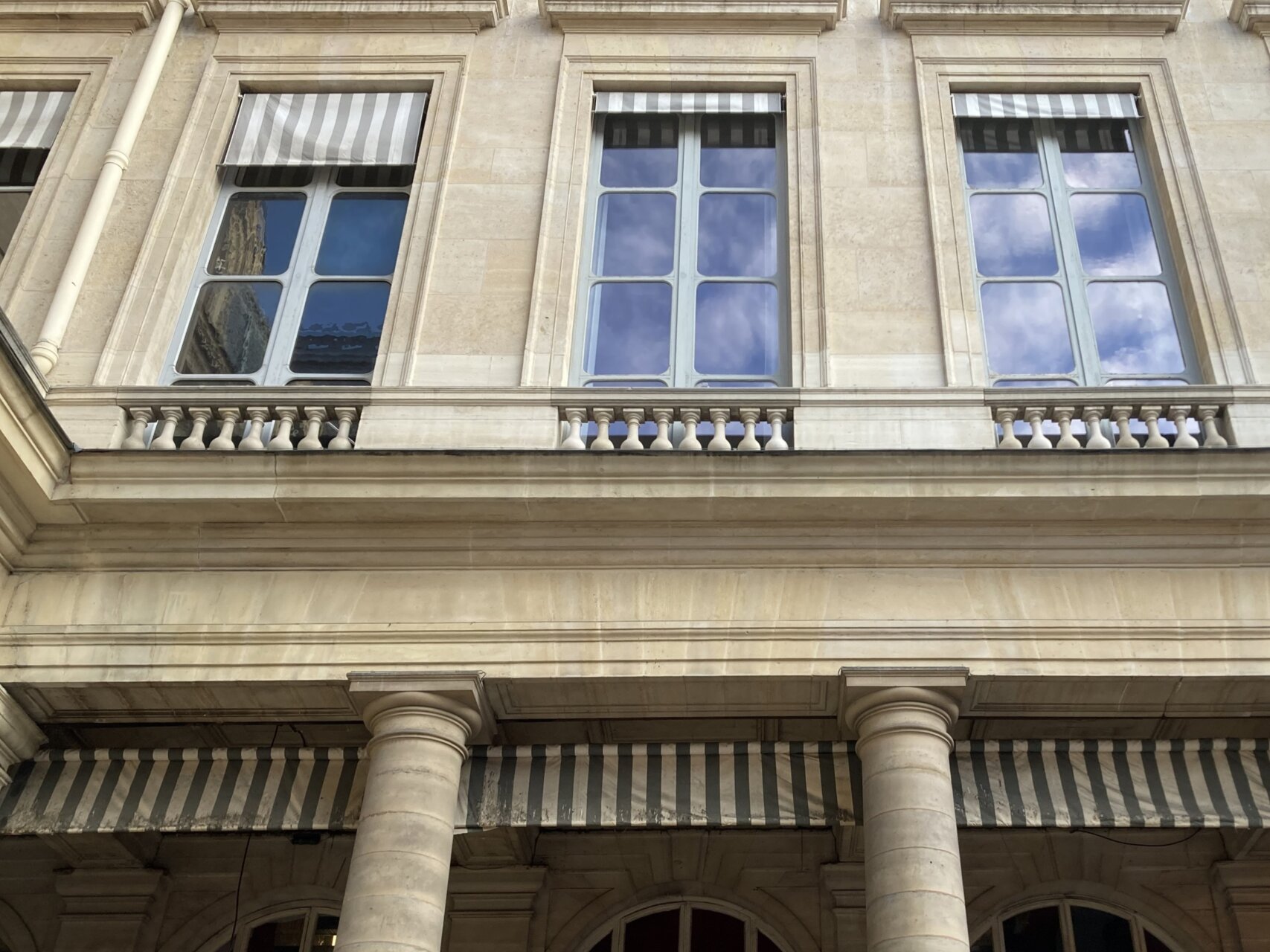 パリ・アート情報「パレ・ロワイヤル、“ストライプ柄”の謎。歴史的建物に新作も」