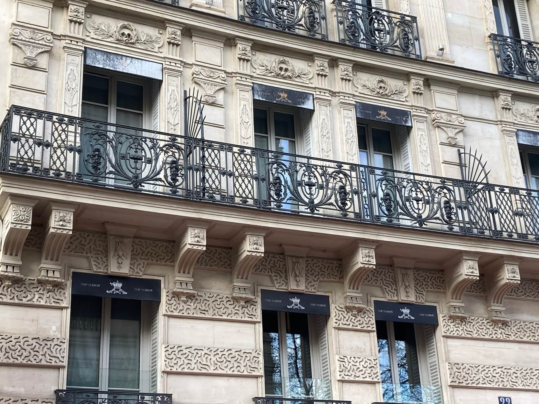 パリ・アート情報「パリ、アパルトマン窓辺のちいさなアート、Garde-corps」