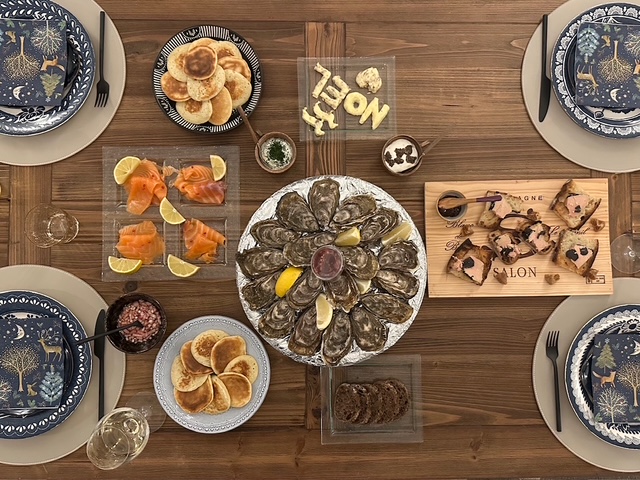 今日の献立、スモークサーモン載せブリニ