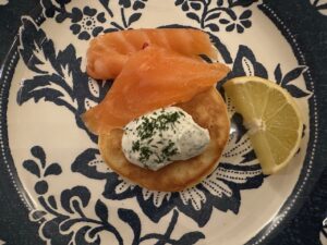 今日の献立、スモークサーモン載せブリニ