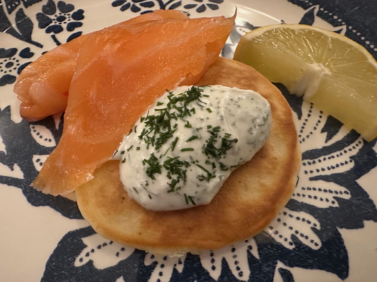 今日の献立、スモークサーモン載せブリニ