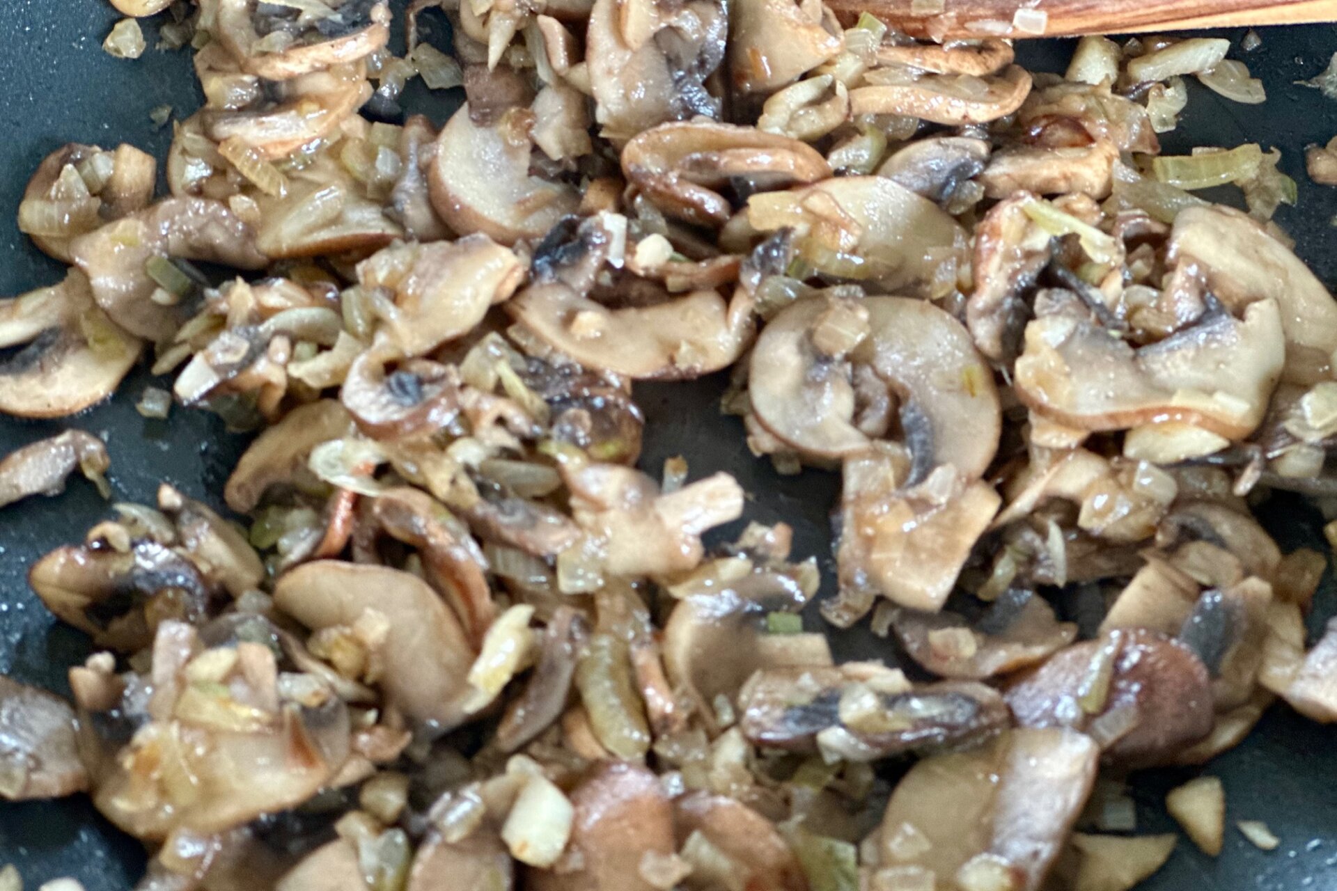 家庭フレンチの定番を「トリュフ風味のマッシュルームタリオリーニ」