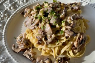 家庭フレンチの定番を「トリュフ風味のマッシュルームタリオリーニ」