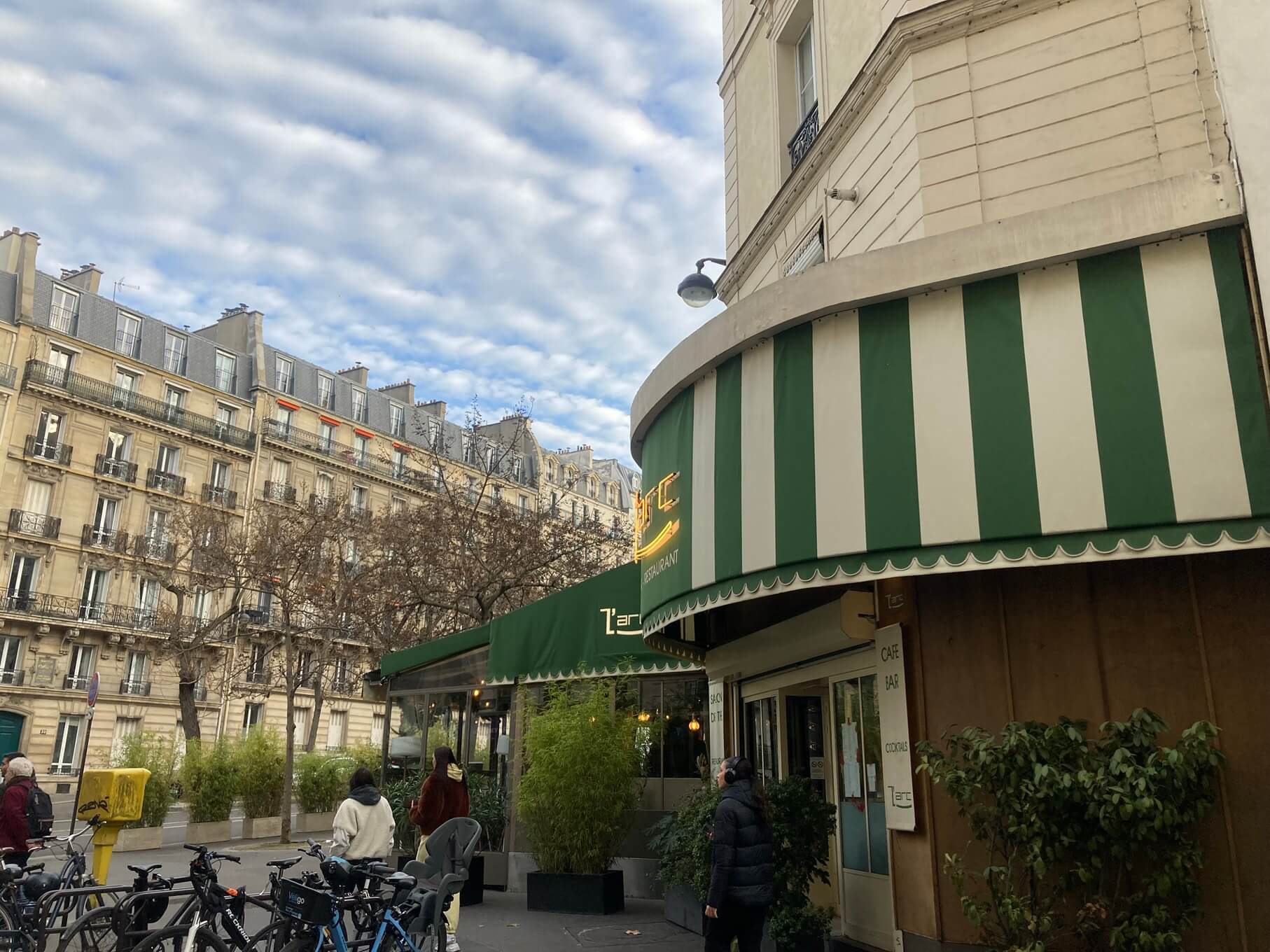 パリ・アート情報「パレ・ロワイヤル、“ストライプ柄”の謎。歴史的建物に新作も」