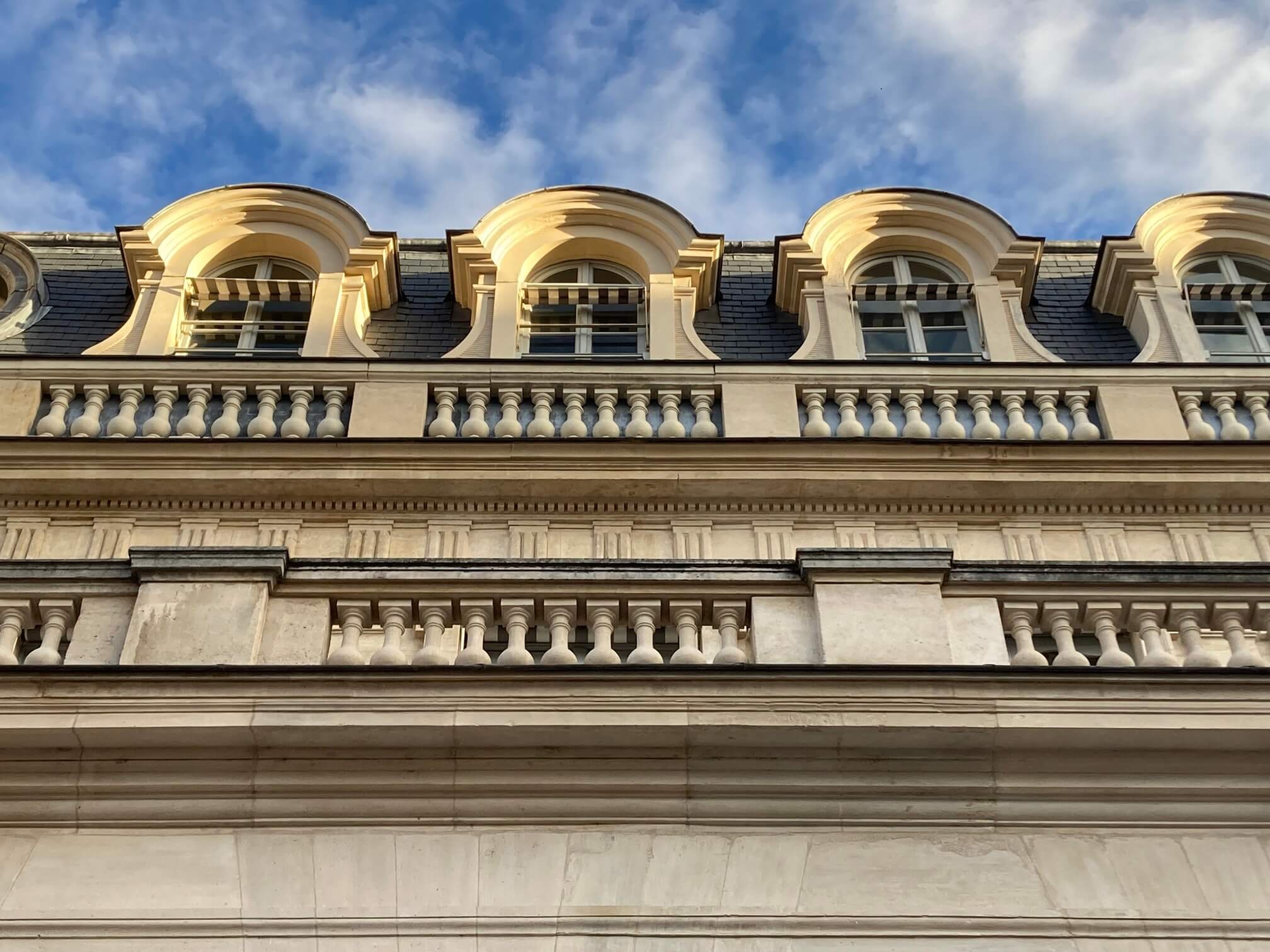 パリ・アート情報「パリ、アパルトマン窓辺のちいさなアート、Garde-corps」