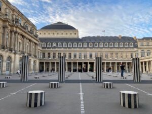 パリ・アート情報「パレ・ロワイヤル、“ストライプ柄”の謎。歴史的建物に新作も」