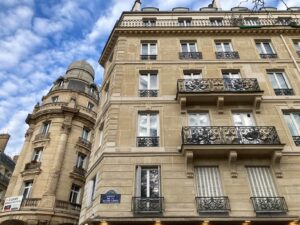 パリ・アート情報「パリ、アパルトマン窓辺のちいさなアート、Garde-corps」