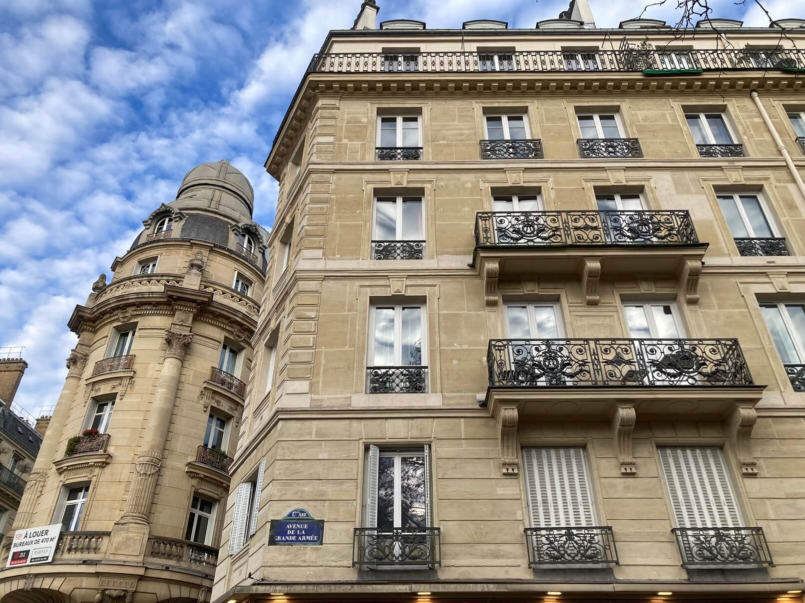 パリ・アート情報「パリ、アパルトマン窓辺のちいさなアート、Garde-corps」