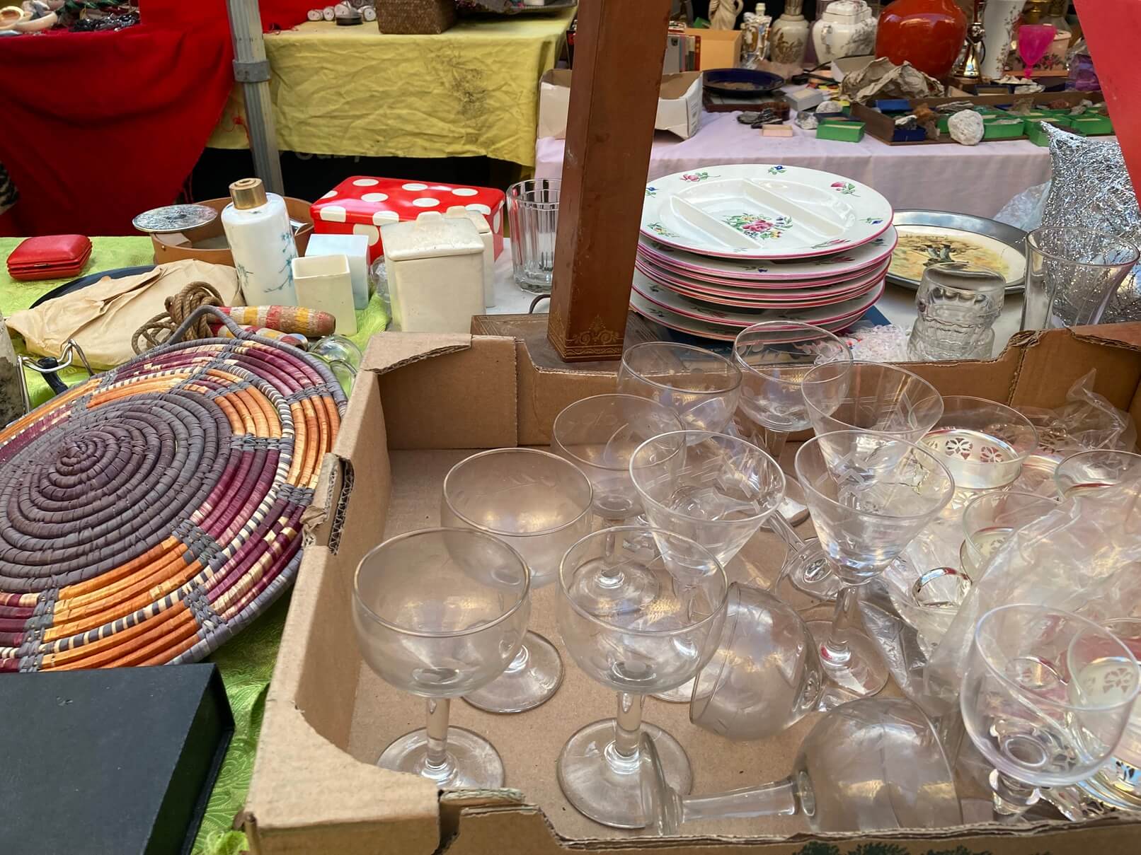 パリ・アート情報「プロが集うパリの蚤の市へ。職業としての“ブロカント”文化」