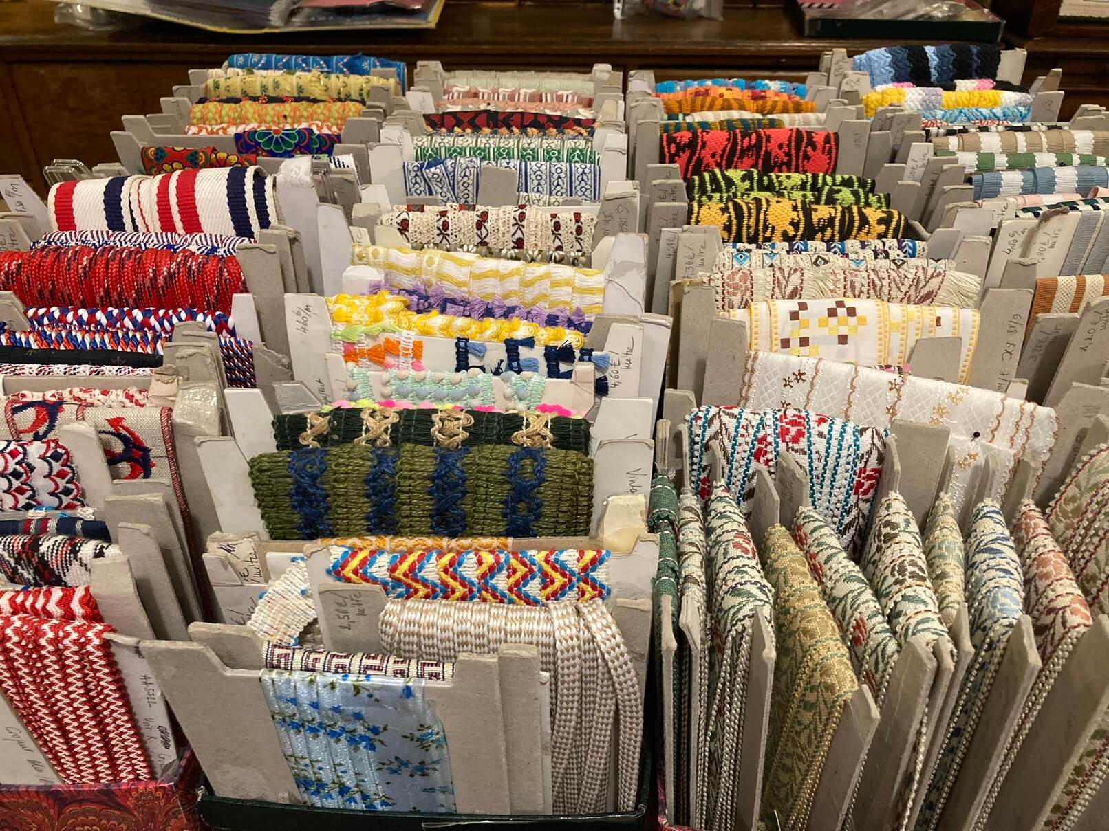 パリ・アート情報「キュートなだけではない、フランスのリボンの世界」