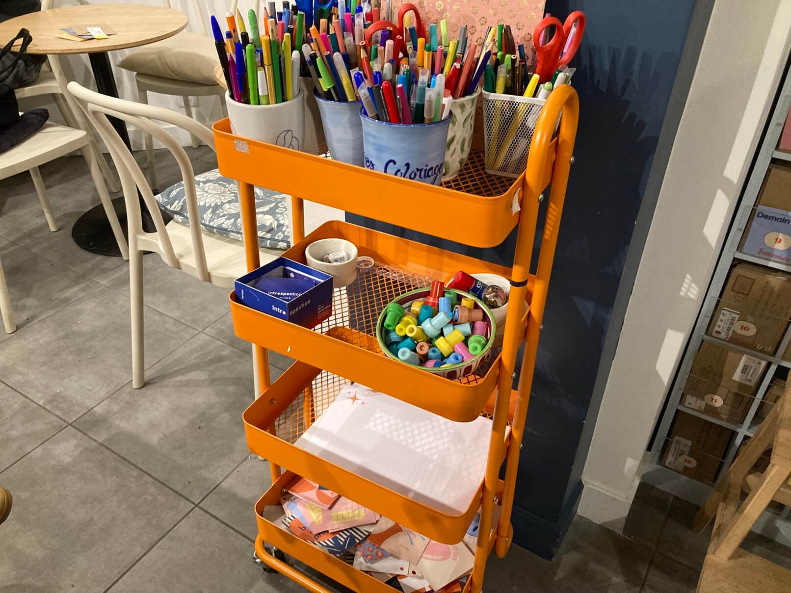 パリ・アート情報「未来の自分へ手紙を書こう。パリの一風変わった“手紙カフェ”」