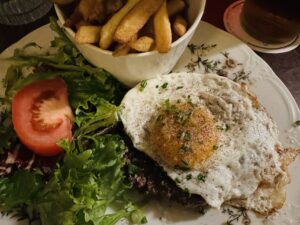 パリのカフェ飯、人生を彩る