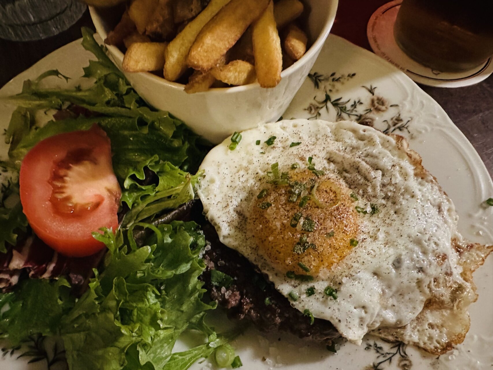 パリのカフェ飯、人生を彩る