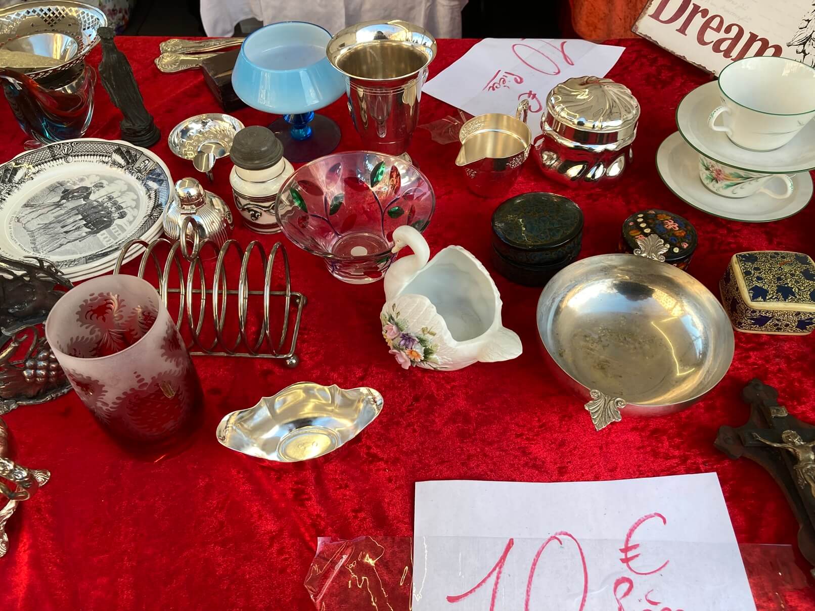 パリ・アート情報「プロが集うパリの蚤の市へ。職業としての“ブロカント”文化」