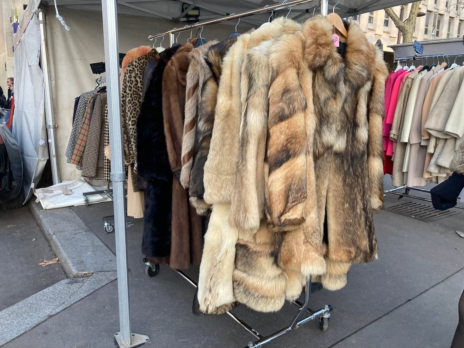 パリ・アート情報「プロが集うパリの蚤の市へ。職業としての“ブロカント”文化」