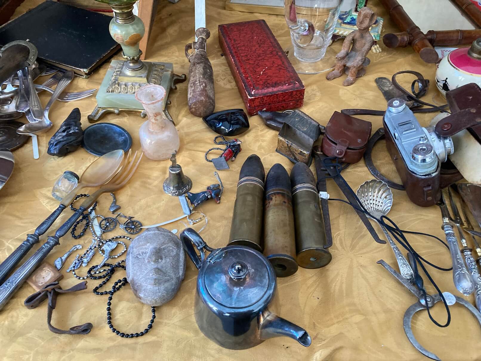 パリ・アート情報「プロが集うパリの蚤の市へ。職業としての“ブロカント”文化」