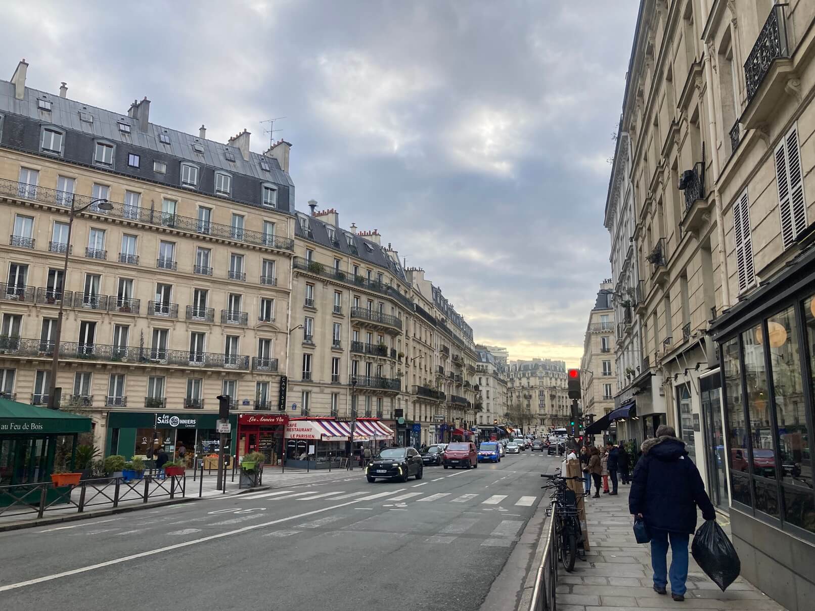 パリ・アート情報「今も残るパリのミニシアター、配信の時代に映画館へ」