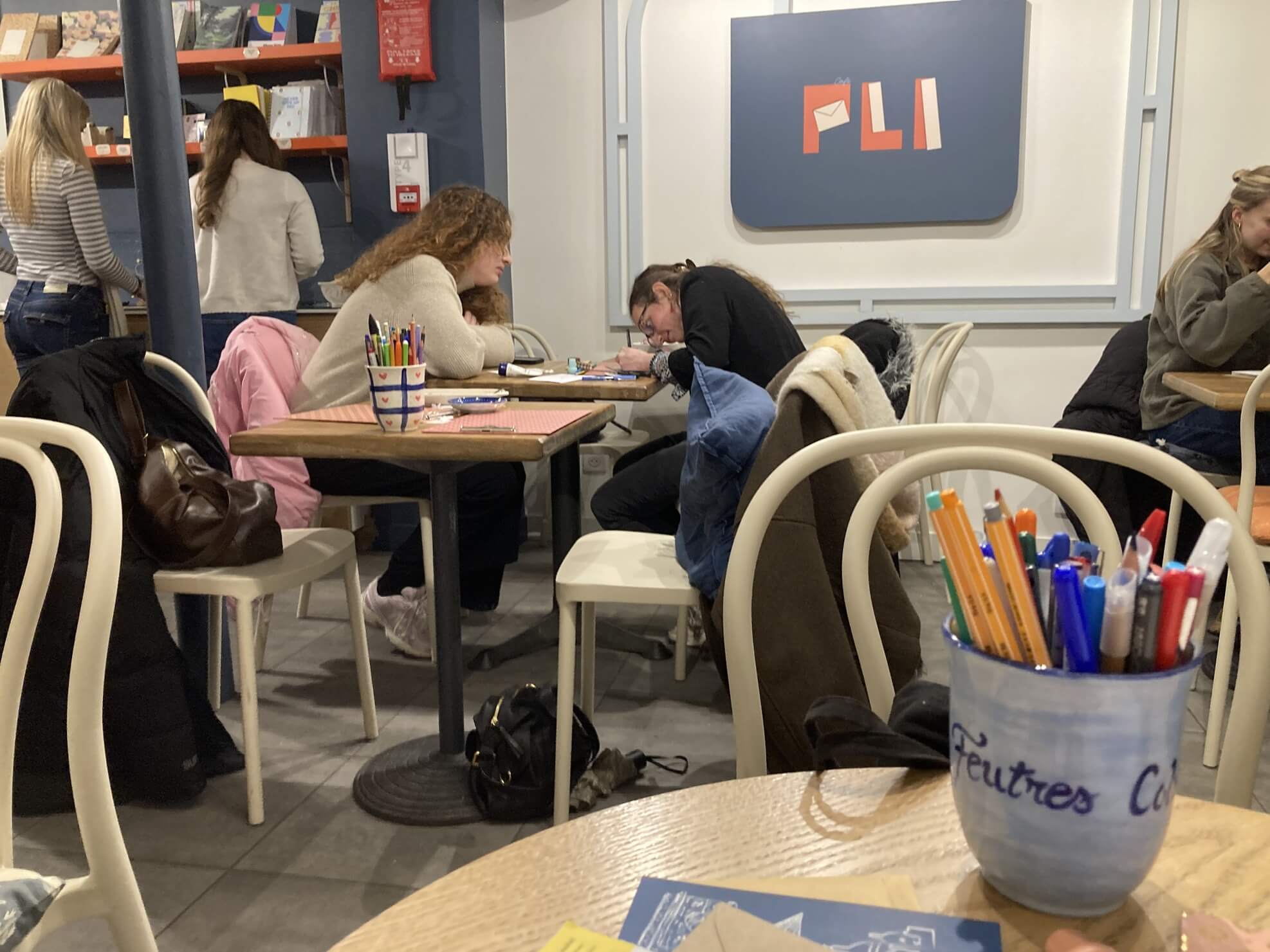 パリ・アート情報「未来の自分へ手紙を書こう。パリの一風変わった“手紙カフェ”」