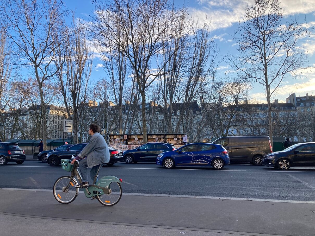 パリ・アート情報「プロが集うパリの蚤の市へ。職業としての“ブロカント”文化」