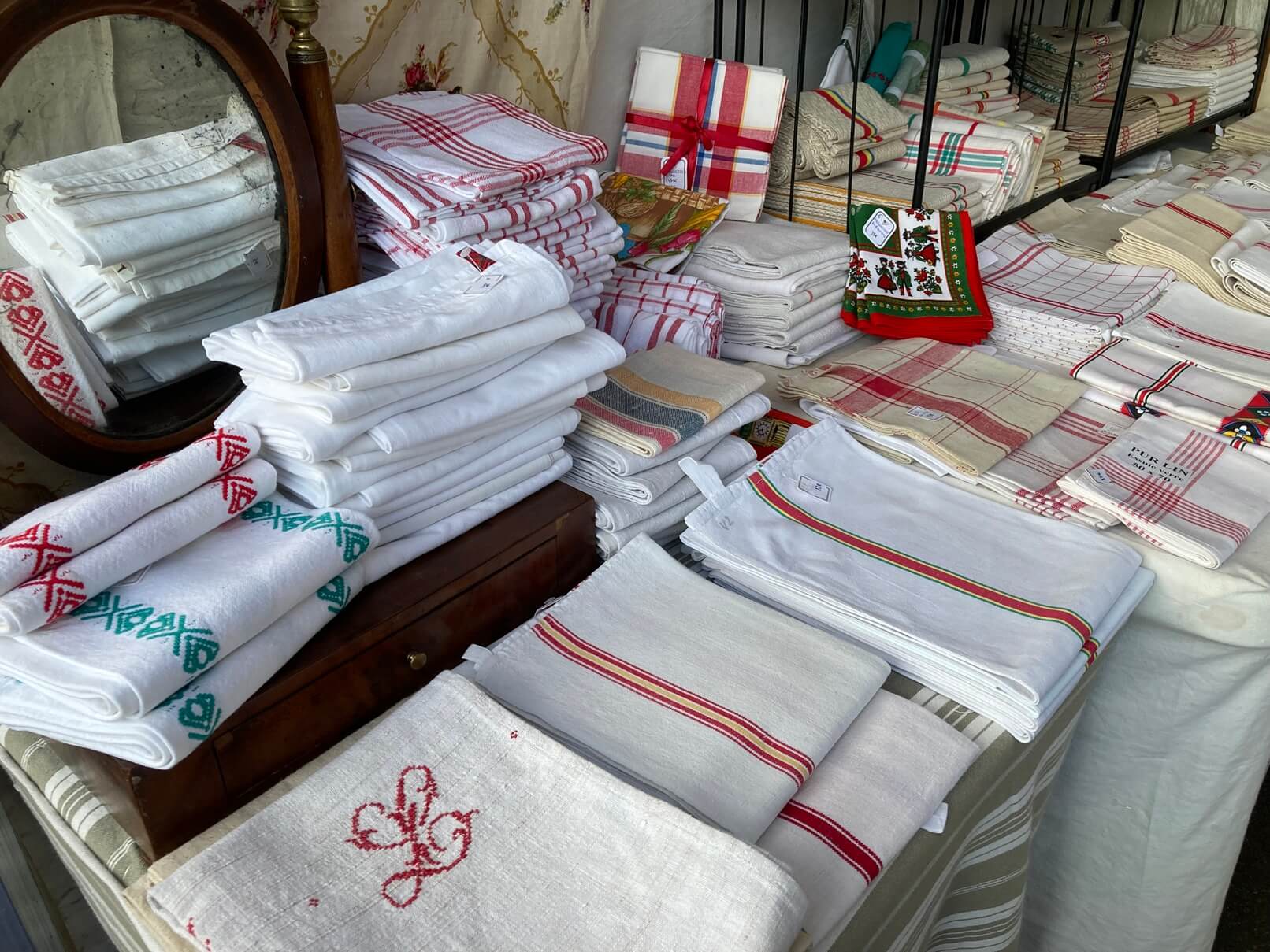 パリ・アート情報「プロが集うパリの蚤の市へ。職業としての“ブロカント”文化」