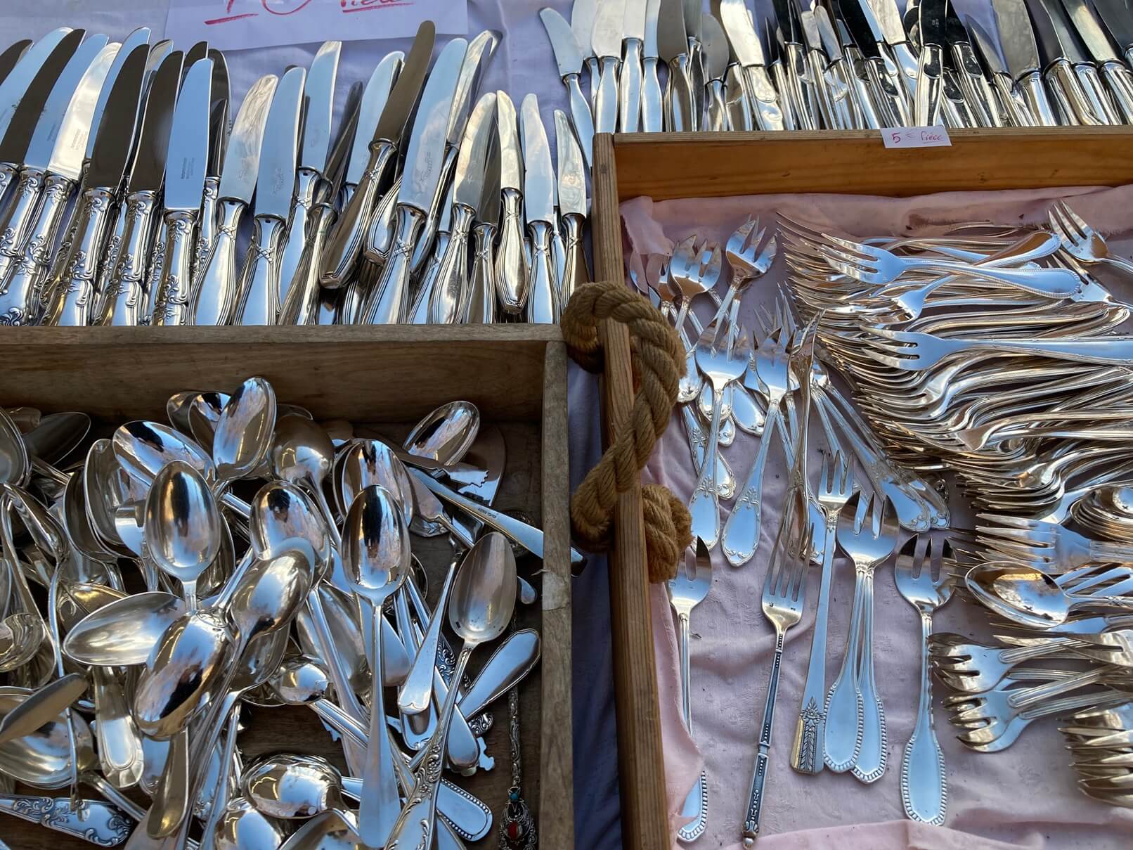 パリ・アート情報「プロが集うパリの蚤の市へ。職業としての“ブロカント”文化」