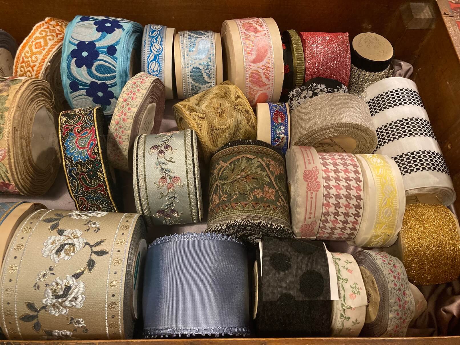 パリ・アート情報「キュートなだけではない、フランスのリボンの世界」