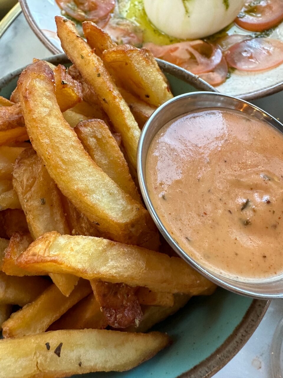 パリのカフェ飯、人生を彩る