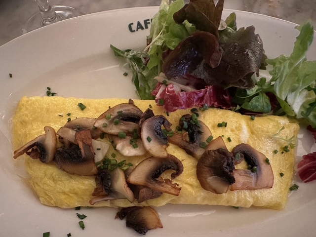 パリのカフェ飯、人生を彩る