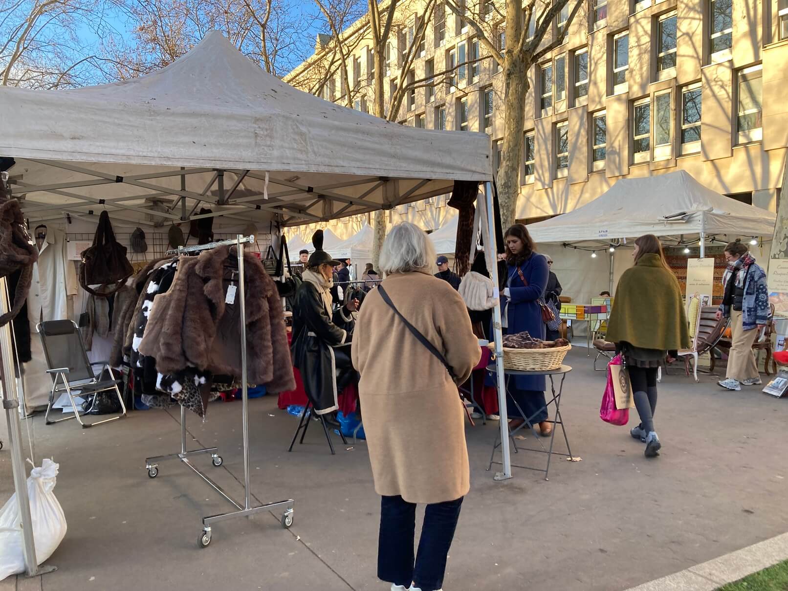 パリ・アート情報「プロが集うパリの蚤の市へ。職業としての“ブロカント”文化」