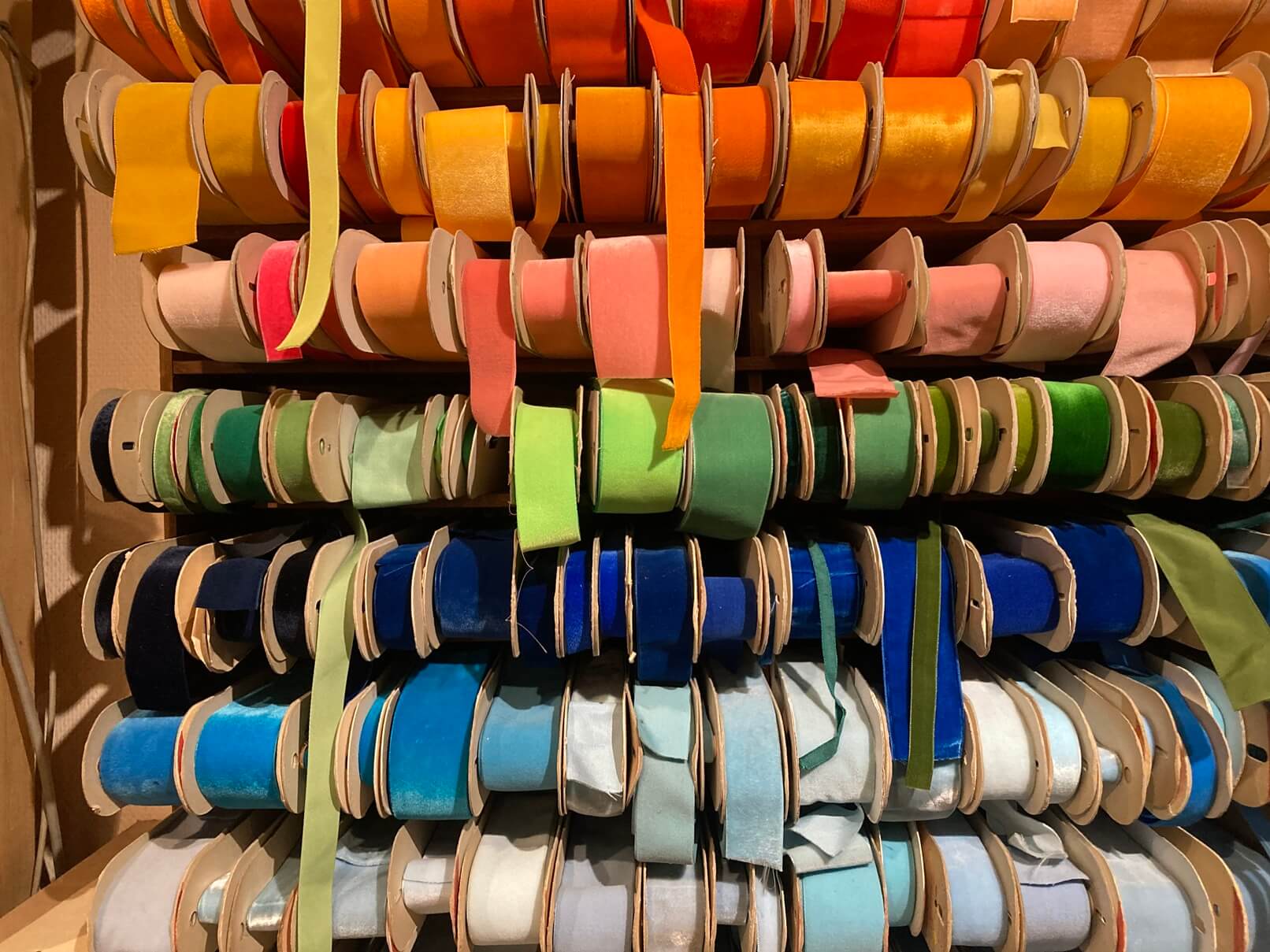 パリ・アート情報「キュートなだけではない、フランスのリボンの世界」