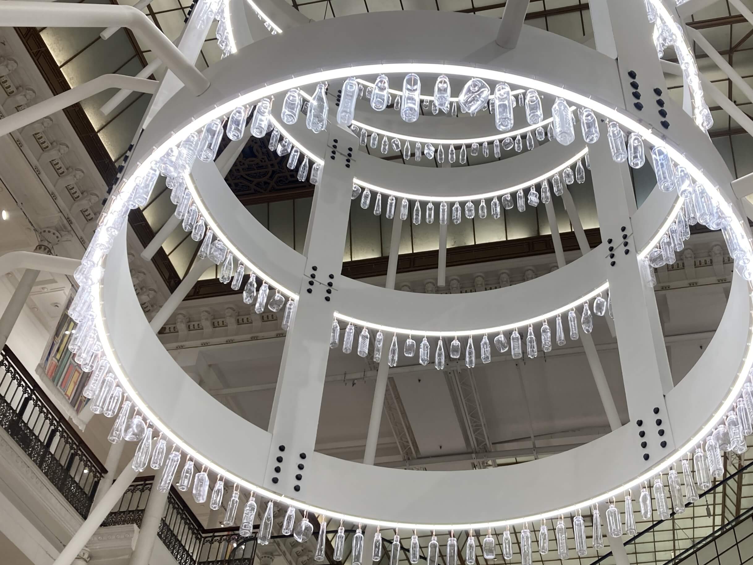 パリ・アート情報「パリの１月恒例アートイベント、スタート！ル・ボンマルシェ「Mois du Blanc」」