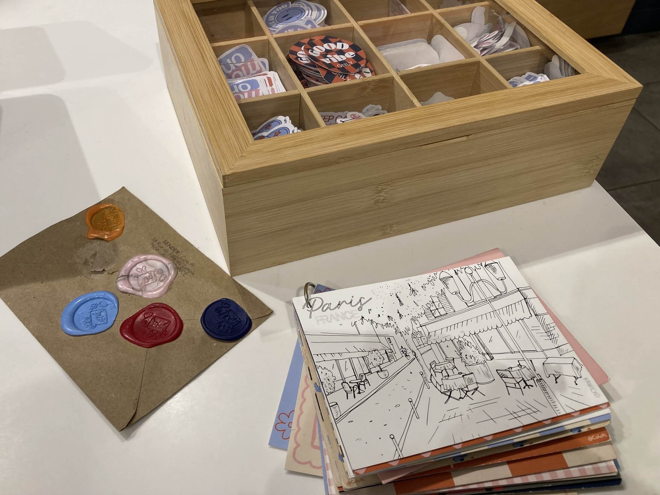 パリ・アート情報「未来の自分へ手紙を書こう。パリの一風変わった“手紙カフェ”」