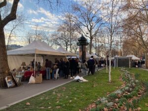 パリ・アート情報「プロが集うパリの蚤の市へ。職業としての“ブロカント”文化」