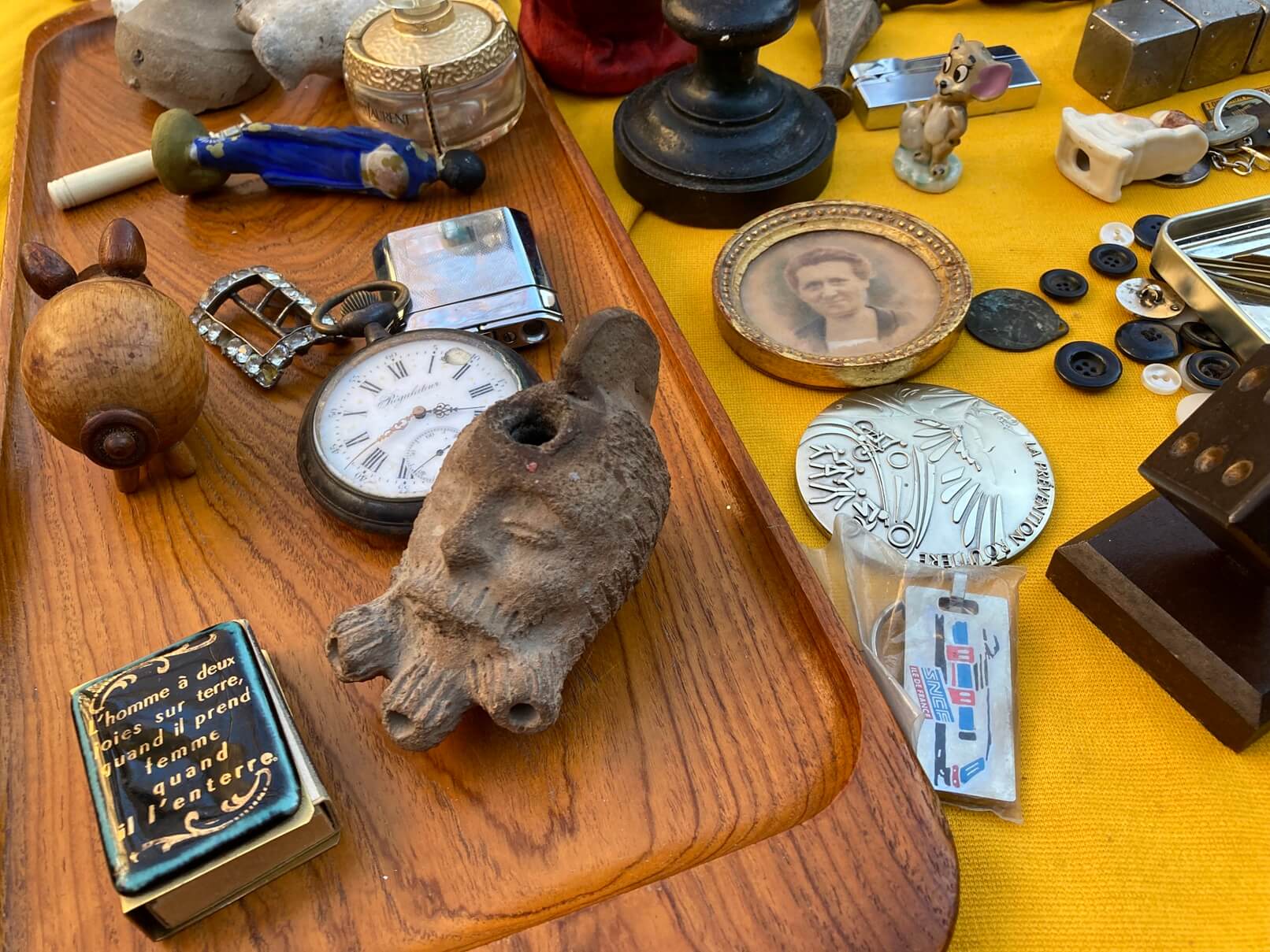 パリ・アート情報「プロが集うパリの蚤の市へ。職業としての“ブロカント”文化」