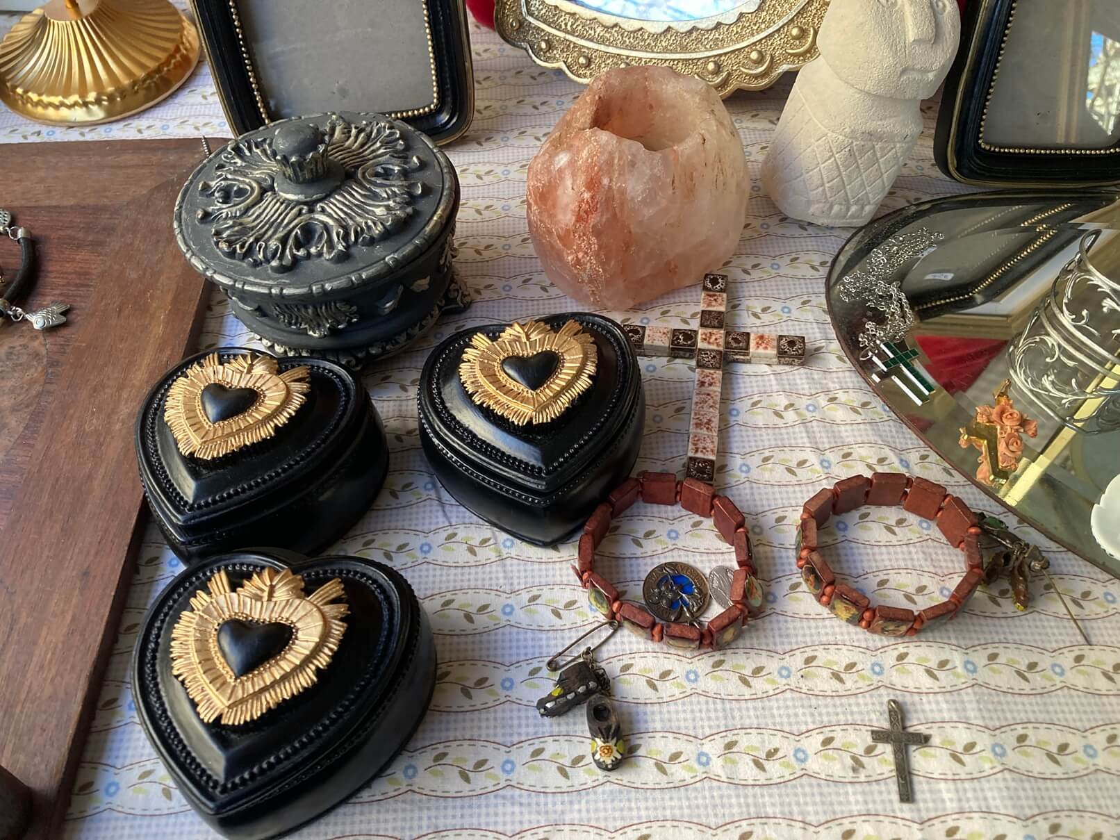 パリ・アート情報「プロが集うパリの蚤の市へ。職業としての“ブロカント”文化」