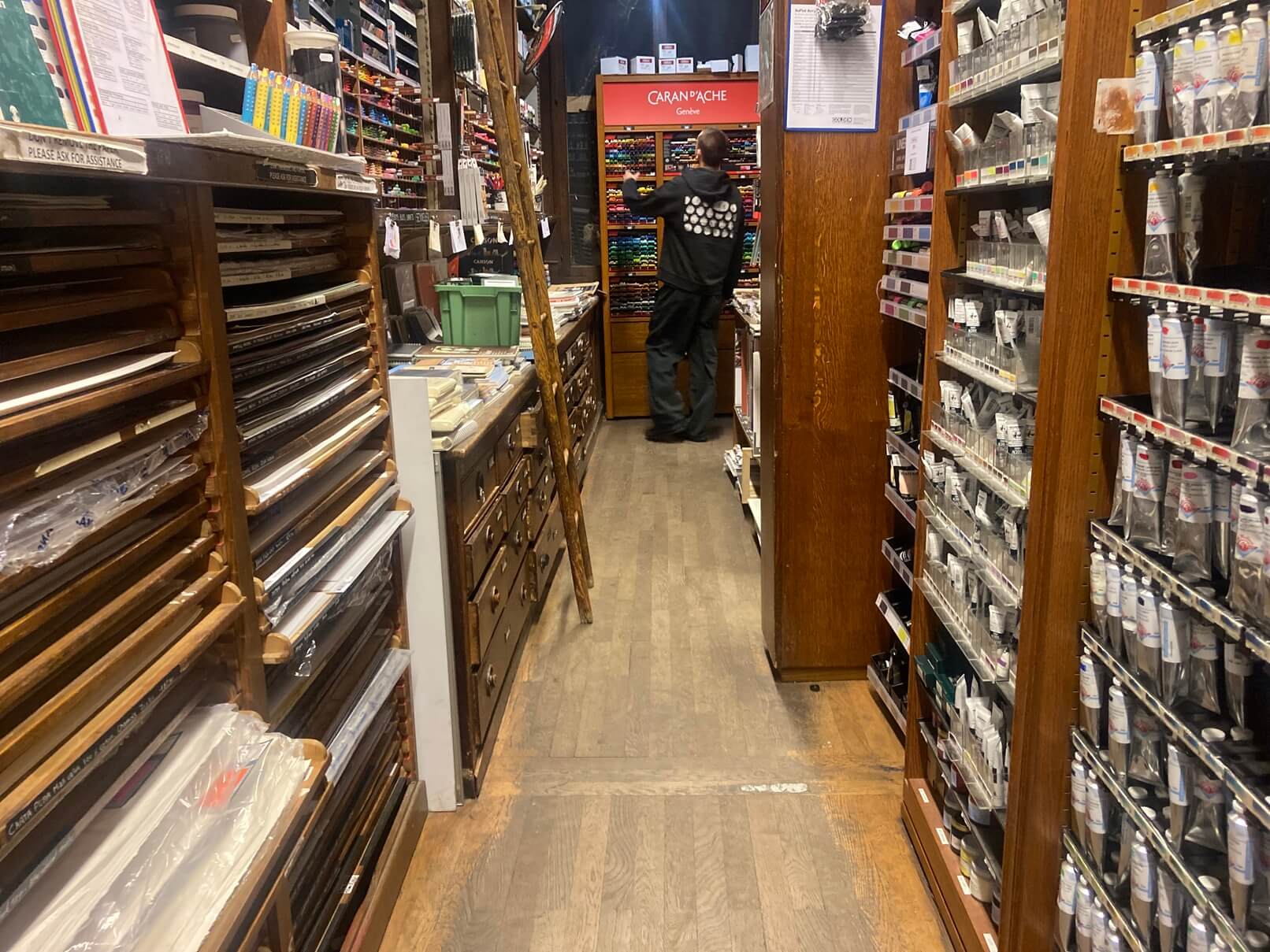 パリ・アート情報「アートを支える存在、パリの老舗画材店」