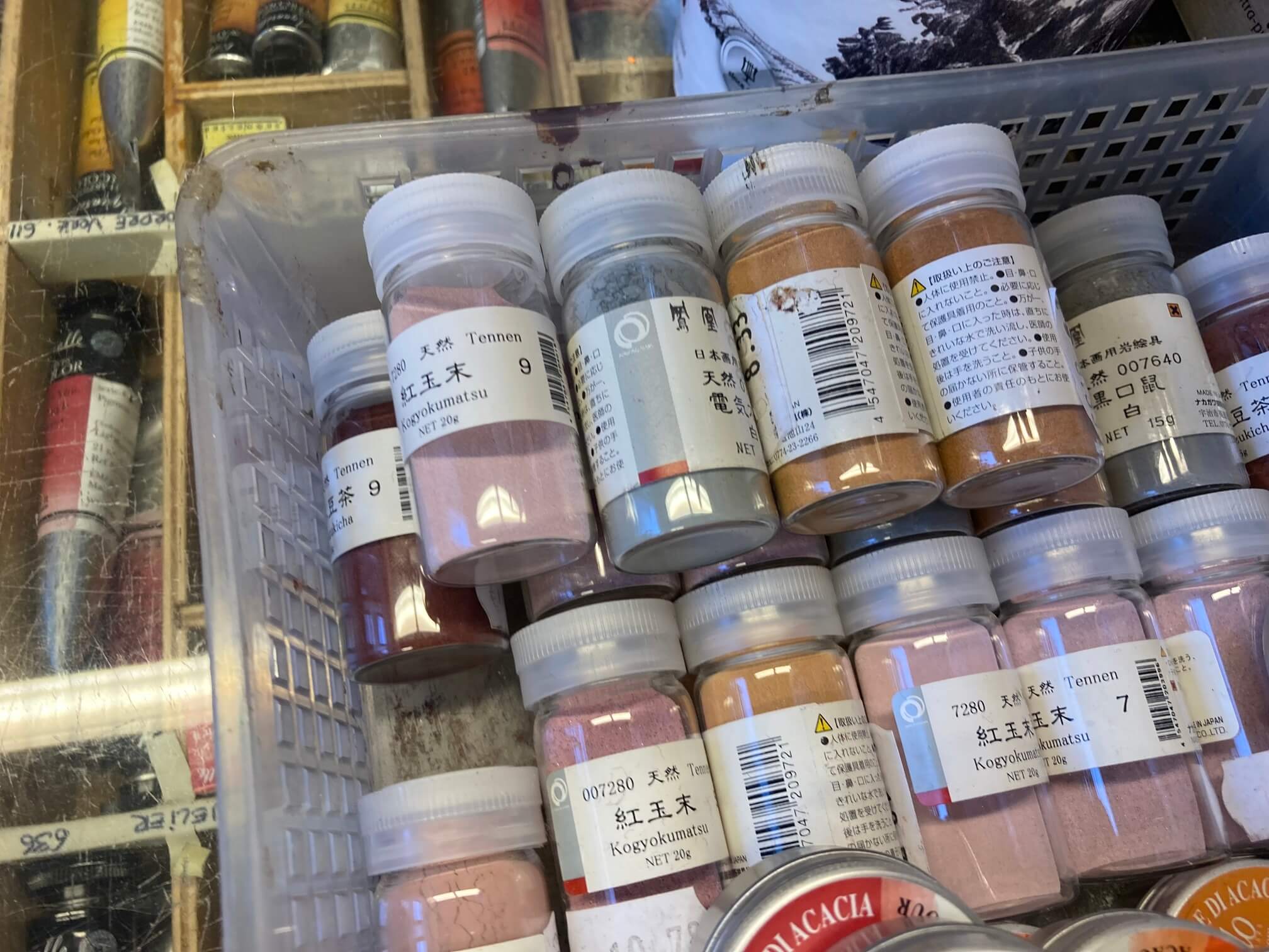 パリ・アート情報「アートを支える存在、パリの老舗画材店」