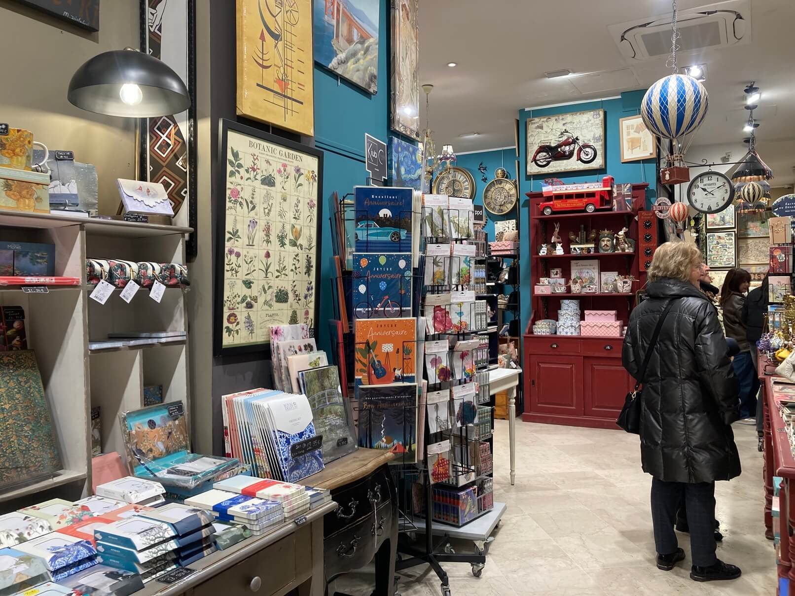 パリ・アート情報「パリで選ぶ文房具、街を映す紙のかたち」