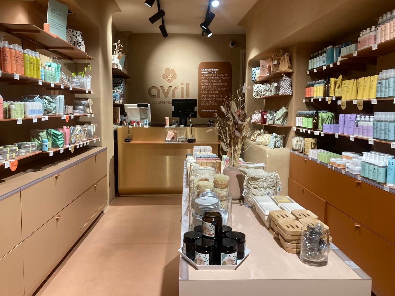 フランスのコスメショップで発見、“あなた次第”の美容文化