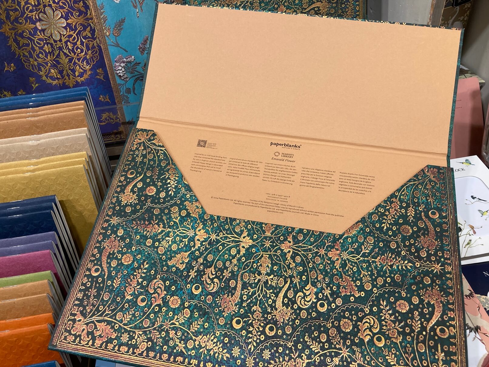 パリ・アート情報「パリで選ぶ文房具、街を映す紙のかたち」