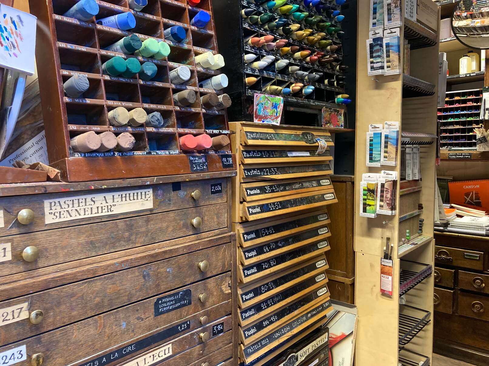 パリ・アート情報「アートを支える存在、パリの老舗画材店」