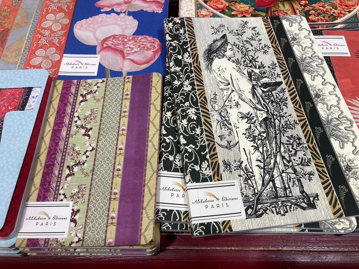 パリ・アート情報「パリで選ぶ文房具、街を映す紙のかたち」