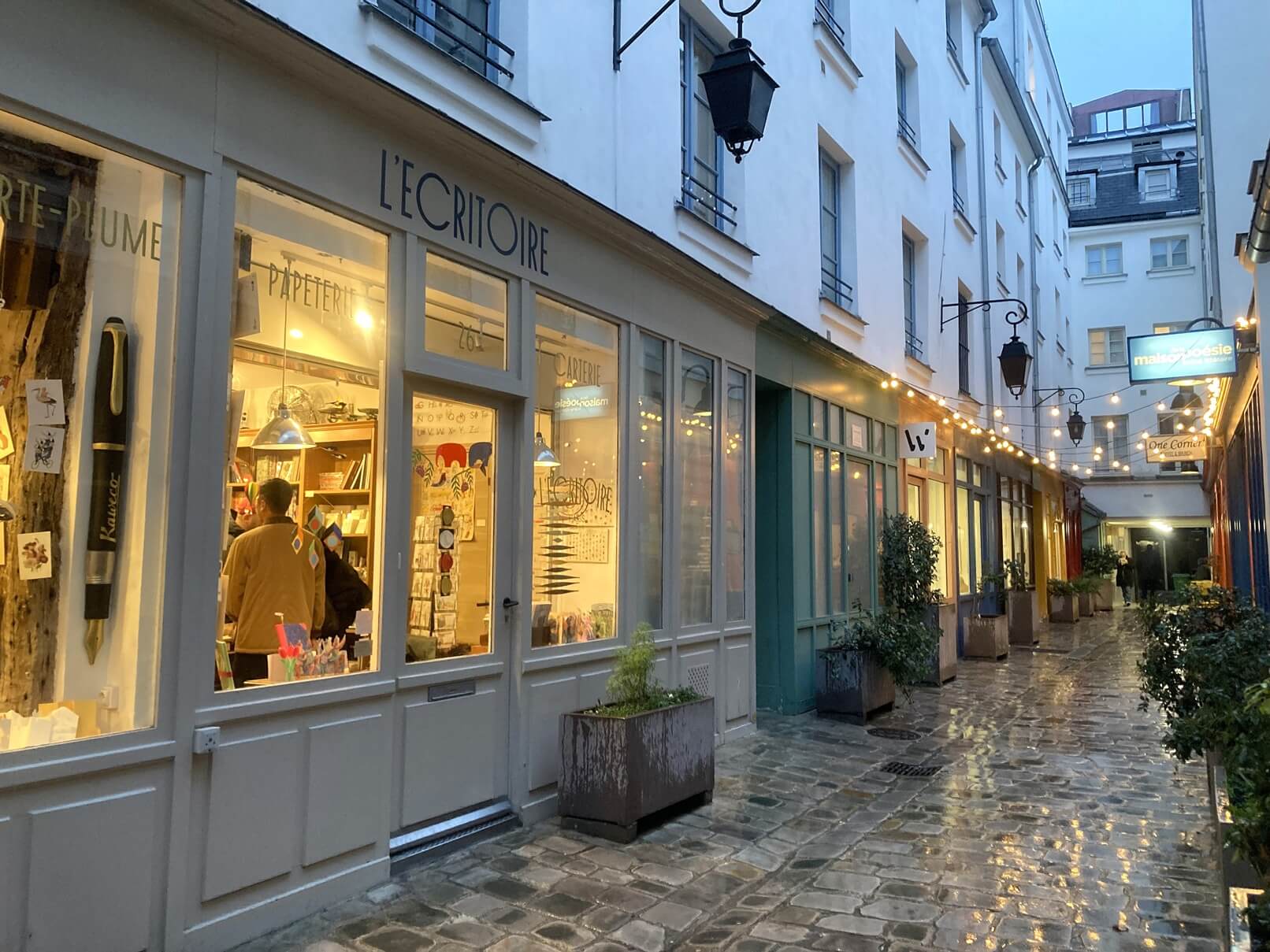 パリ・アート情報「パリで選ぶ文房具、街を映す紙のかたち」