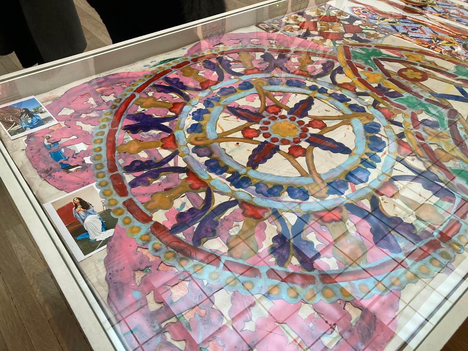 パリ・アート情報「ノートルダム新ステンドグラス、グランパレで初公開、論争の渦中で」